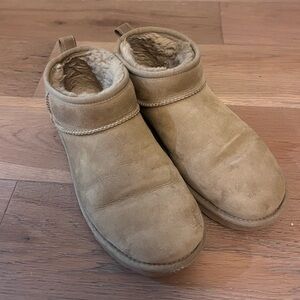 Women’s Ugg Shorties Size 10